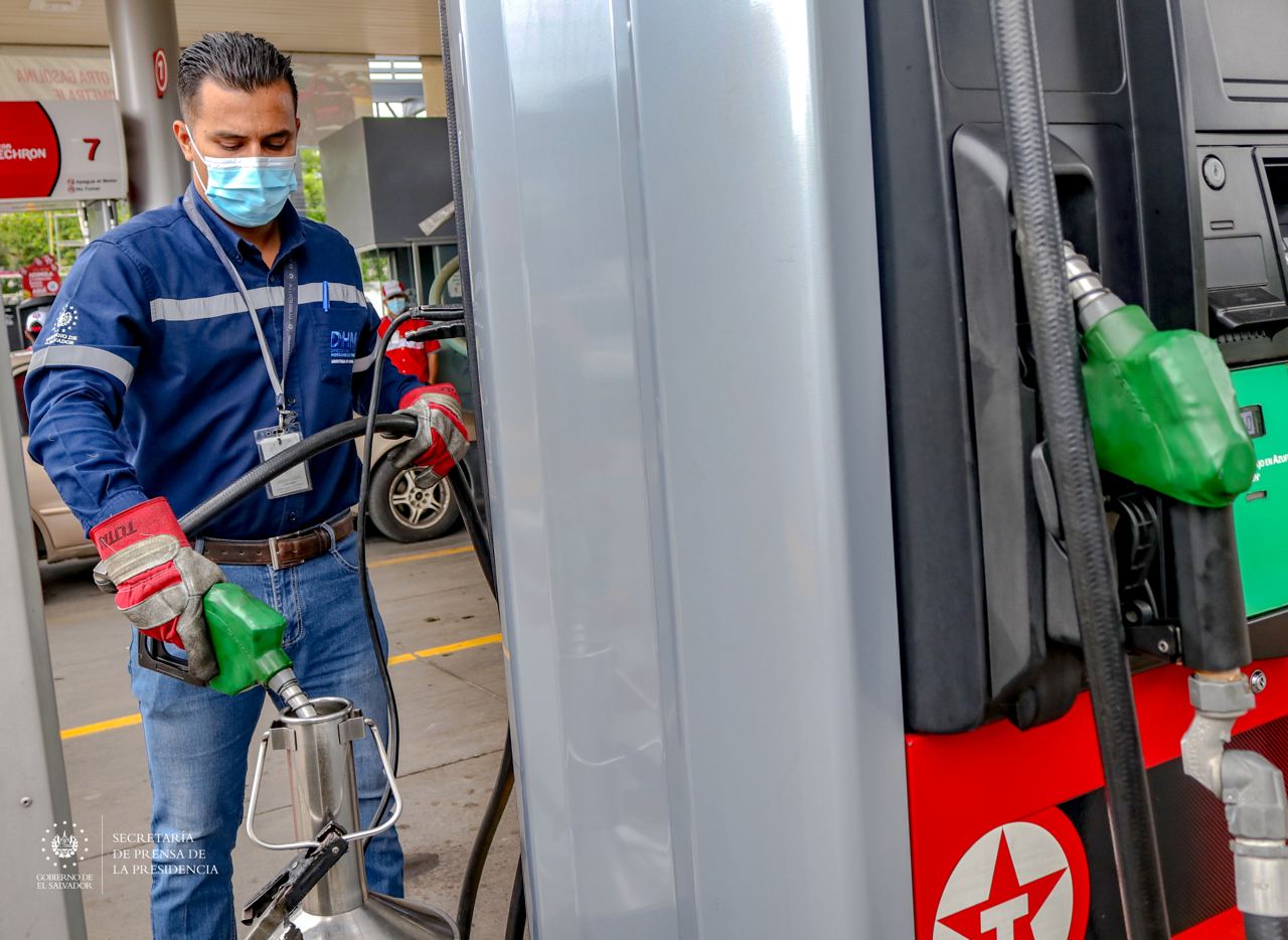 Verifican el cumplimiento a los precios máximos establecidos para los combustibles en gasolinas de San Salvador verifican-el-cumplimiento-a-los-precios-maximos-establecidos-para-los-combustibles-en-gasolinas-de-san-salvador